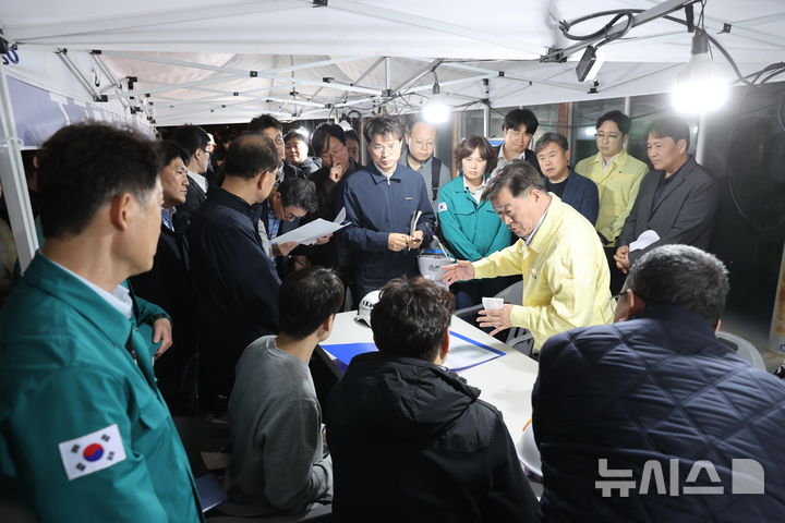 [광명=뉴시스]박승원 광명시장이 11일 신안산선 공사장 도로 붕괴 사고현장에서 열린 대책회의에 참석해 발언하고 있다.(사진=광명시 제공)2025.04.12.photo@newsis.com