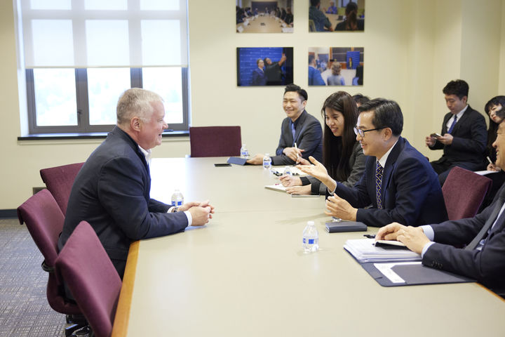 [수원=뉴시스] 김동연 경기도지사가 미국 현지시각 10일 오후 미시간대 포드스쿨에서 스티븐 비건 前 국무부 부장관과 면담을 하고 있다. (사진=경기도 제공) 2025.04.12. photo@newsis.com *재판매 및 DB 금지