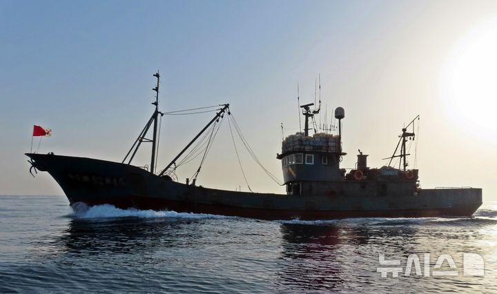 [제주=뉴시스] 남해어업관리단이 11일 오전 제주 차귀도 해상에서 불법 조업 중국어선을 나포하고 있다. (사진=남해어업관리단 제공) 2025.04.12. photo@newsis.com