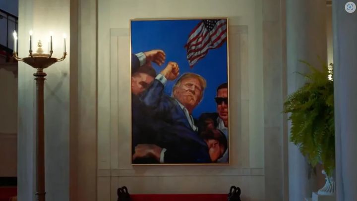 [서울=뉴시스]미 백악관은 11일 버락 오바마 전 대통령의 공식 초상화를 떼어내고 대신 지난해 여름 암살 시도 직후 주먹을 치켜든 모습을 그린 도널드 트럼프 대통령의 그림을 걸었다. 사진은 오바마 대통령의 초상화를 밀어내고 새로 걸린 트럼프의 암살 시도 직후 모습 그림이 걸린 백악관 내부 모습. <사진 출처 : CNN> 2025.04.12.