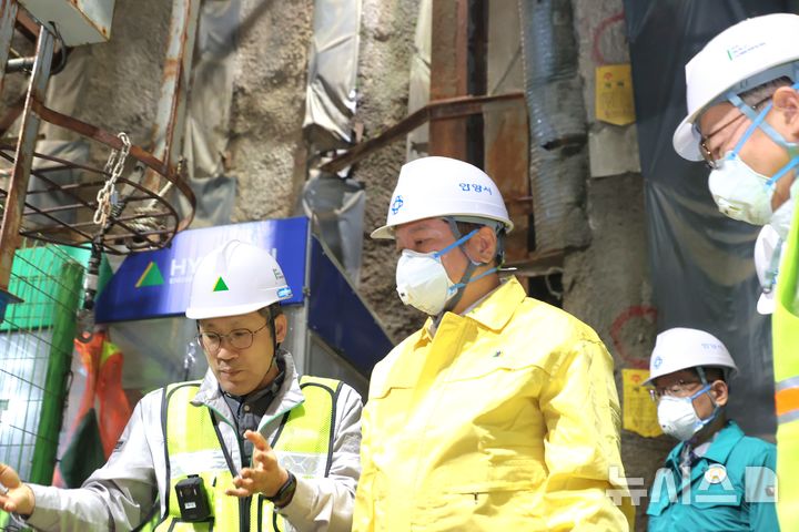 [안양=뉴시스] 지하철 공사 현장을 찾은 최대호 시장이 관계자들과 안전을 직접 점검하고 있다. (사진=안양시 제공). 2025.04.12. photo@newsis.com *재판매 및 DB 금지
