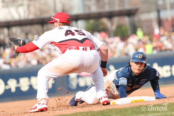[서울=뉴시스] 프로야구 NC 다이노스 김성욱이 지난 3월23일 광주-기아 챔피언스필드에서 열린 2025 신한 쏠뱅크 KBO리그 KIA 타이거즈와의 경기에서 1루 베이스에 손을 뻗고 있다. (사진=NC 다이노스 제공) 2025.03.23. *재판매 및 DB 금지