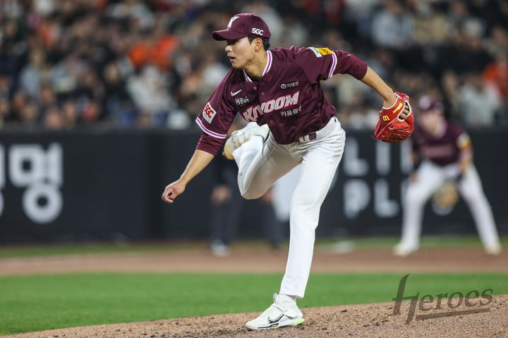 [서울=뉴시스] 프로야구 키움 히어로즈 김서준이 지난 11일 대전 한화생명볼파크에서 열린 2025 신한 쏠뱅크 KBO리그 한화 이글스와의 경기에 등판해 투구를 선보이고 있다. (사진=키움 히어로즈 제공) 2025.04.11. *재판매 및 DB 금지