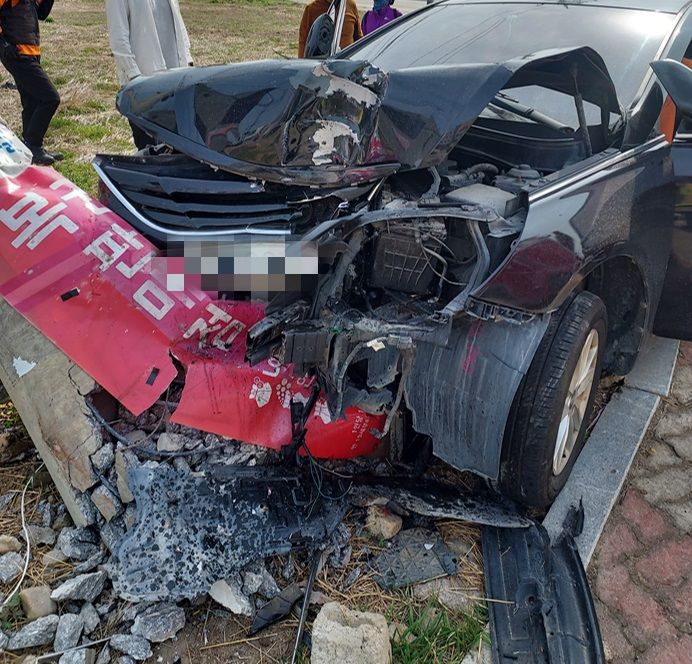 [남원=뉴시스] 12일 오전 9시44분께 전북 남원시 인월면의 한 마트 앞 교차로에서 달리던 승용차가 전봇대를 들이받았다. 사진은 사고로 파손된 차량. (사진=전북도소방본부 제공) 2025.04.12. photo@newsis.com *재판매 및 DB 금지