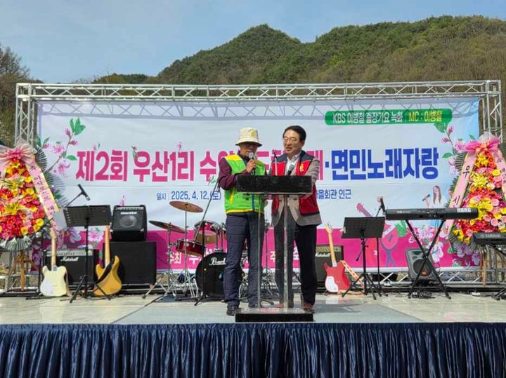 [영동=뉴시스] 12일 충북 옥천군 동이면 우산1리에서 ‘제2회 수양홍도화 축제’가 열리고 있다. 우산1리 마을회와 축제추진위원회는 면민 장기자랑과 마을 노래자랑을 진행했다. (사진=옥천군 제공) 2025.04.12. photo@newsis.com *재판매 및 DB 금지