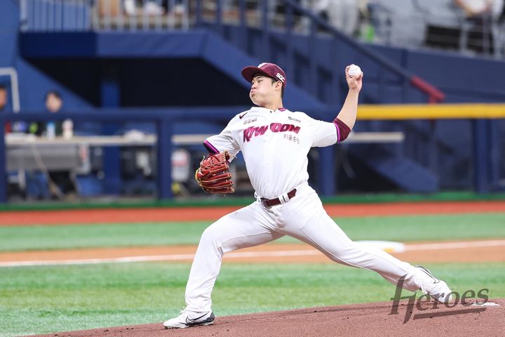 [서울=뉴시스] 프로야구 키움 히어로즈 정현우가 지난 6일 서울 고척스카이돔에서 열린 2025 신한 쏠뱅크 KBO리그 NC 다이노스와의 경기에서 투구를 선보이고 있다. (사진=키움 히어로즈 제공) 2025.04.06. *재판매 및 DB 금지