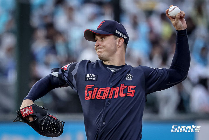[서울=뉴시스] 프로야구 롯데 자이언츠 터커 데이비슨이 12일 부산 사직구장에서 열린 2025 신한 쏠뱅크 KBO리그 NC 다이노스와의 경기에 선발 등판해 투구를 선보이고 있다. (사진=롯데 자이언츠 제공) 2025.04.12. *재판매 및 DB 금지