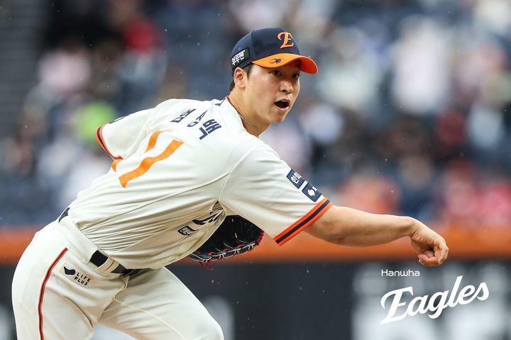 [서울=뉴시스] 프로야구 한화 이글스 엄상백이 12일 대전 한화생명볼파크에서 열린 2025 신한 쏠뱅크 KBO리그 키움 히어로즈와의 경기에 선발 등판해 투구를 선보이고 있다. (사진=한화 이글스 제공) 2025.04.12. *재판매 및 DB 금지