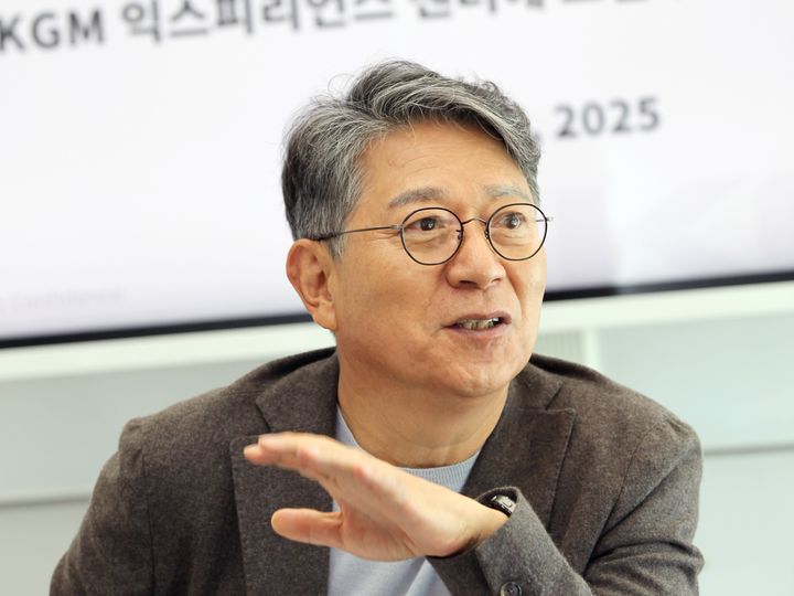 [서울=뉴시스] 지난 11일 서울 강남구 KGM 익스피리언스 센터에서 열린 해외 딜러 초청 행사와 겸해 진행한 미디어 간담회에서 곽재선 KGM 회장이 질문에 답하고 있다. (사진=KGM 제공) 2025.04.12 photo@newsis.com *재판매 및 DB 금지