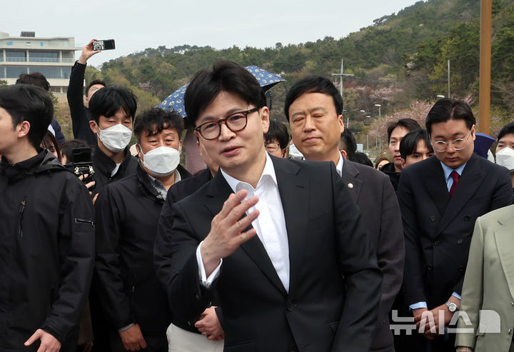 [부산=뉴시스] 하경민 기자 = 대통령 선거 출마 선언한 한동훈 국민의힘 전 대표가 12일 부산 강서구 가덕도 대항전망대를 방문, 가덕도신공항 건설 예정지를 둘러보고 있다. 2025.04.12. yulnetphoto@newsis.com