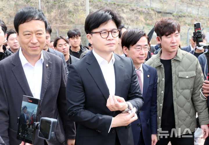 [부산=뉴시스] 하경민 기자 = 대통령 선거 출마 선언한 한동훈 국민의힘 전 대표가 12일 부산 강서구 가덕고 대항전망대를 방문, 가덕도신공한 건설 예정지를 둘러보고 있다. 2025.04.12. yulnetphoto@newsis.com