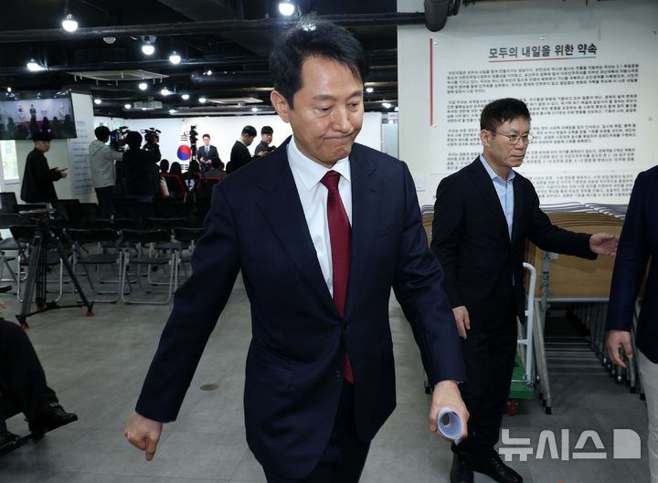 [서울=뉴시스] 고범준 기자 = 오세훈 서울시장이 12일 서울 영등포구 국민의힘 중앙당사에서 제21대 대통령 선거 불출마 선언 긴급 기자회견을 마치고 이동하고 있다.  오 시장은 국민이 진심으로 '보수가 새롭게 태어났다, 기대할 수 있겠다'고 체감할 수 있다면 미약하게나마 제 한 몸 기꺼이 비켜드리고 승리의 길을 열어드려야겠다고 결심했다며 '비정상의 정상화를 위해 마중물 역할을 하겠다'고 밝혔다. 2025.04.12. bjko@newsis.com
