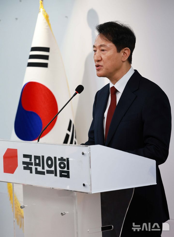 [서울=뉴시스] 고범준 기자 = 오세훈 서울시장이 12일 서울 영등포구 국민의힘 중앙당사에서 제21대 대통령 선거 불출마 선언 긴급 기자회견을 하고 있다.  오 시장은 국민이 진심으로 '보수가 새롭게 태어났다, 기대할 수 있겠다'고 체감할 수 있다면 미약하게나마 제 한 몸 기꺼이 비켜드리고 승리의 길을 열어드려야겠다고 결심했다며 '비정상의 정상화를 위해 마중물 역할을 하겠다'고 밝혔다. 2025.04.12. bjko@newsis.com