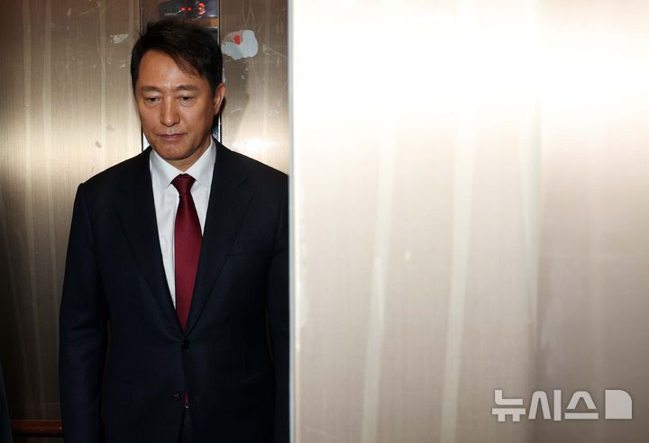 [서울=뉴시스] 고범준 기자 = 오세훈 서울시장이 12일 서울 영등포구 국민의힘 중앙당사에서 제21대 대통령 선거 불출마 선언 긴급 기자회견을 마치고 승강기에 탑승하고 있다.  오 시장은 국민이 진심으로 '보수가 새롭게 태어났다, 기대할 수 있겠다'고 체감할 수 있다면 미약하게나마 제 한 몸 기꺼이 비켜드리고 승리의 길을 열어드려야겠다고 결심했다며 '비정상의 정상화를 위해 마중물 역할을 하겠다'고 밝혔다. 2025.04.12. bjko@newsis.com