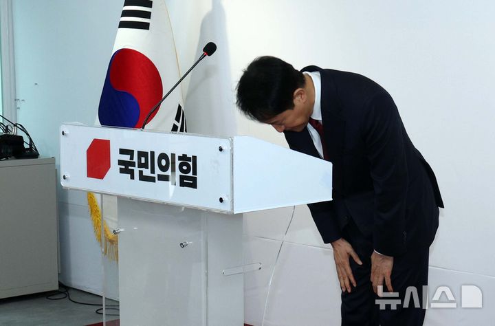 [서울=뉴시스] 고범준 기자 = 오세훈 서울시장이 12일 서울 영등포구 국민의힘 중앙당사에서 제21대 대통령 선거 불출마 선언 긴급 기자회견을 마치고 고개숙여 인사하고 있다.  오 시장은 국민이 진심으로 '보수가 새롭게 태어났다, 기대할 수 있겠다'고 체감할 수 있다면 미약하게나마 제 한 몸 기꺼이 비켜드리고 승리의 길을 열어드려야겠다고 결심했다며 '비정상의 정상화를 위해 마중물 역할을 하겠다'고 밝혔다. 2025.04.12. bjko@newsis.com