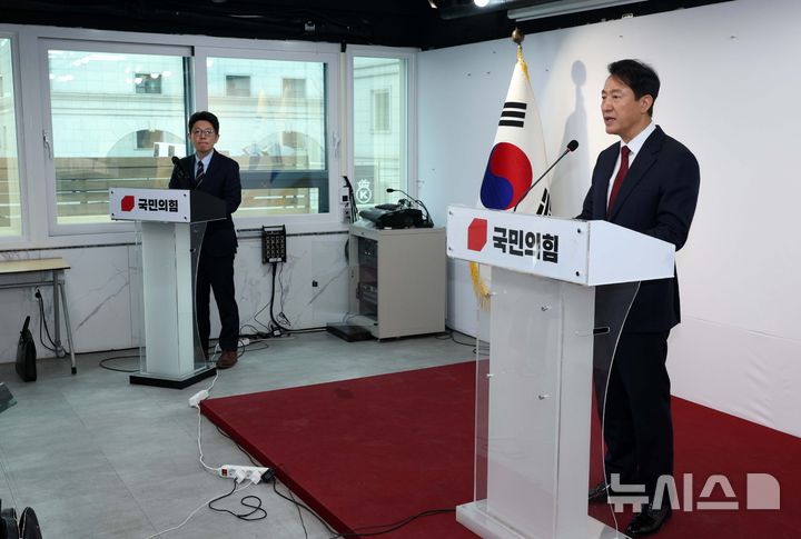 [서울=뉴시스] 고범준 기자 = 오세훈 서울시장이 12일 서울 영등포구 국민의힘 중앙당사에서 제21대 대통령 선거 불출마 선언 긴급 기자회견을 하고 있다.  오 시장은 국민이 진심으로 '보수가 새롭게 태어났다, 기대할 수 있겠다'고 체감할 수 있다면 미약하게나마 제 한 몸 기꺼이 비켜드리고 승리의 길을 열어드려야겠다고 결심했다며 '비정상의 정상화를 위해 마중물 역할을 하겠다'고 밝혔다. 2025.04.12. bjko@newsis.com