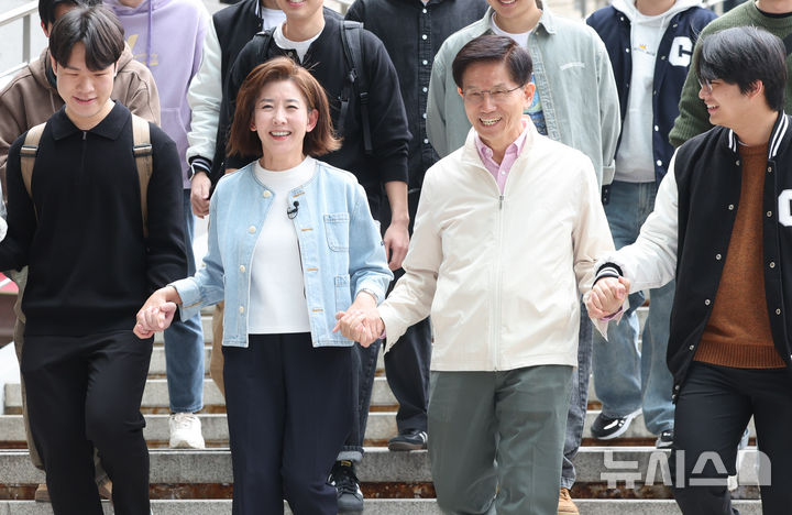 [서울=뉴시스] 황준선 기자 = 제21대 대통령선거 출마를 선언한 김문수 전 고용노동부 장관과 나경원 국민의힘 의원이 12일 오후 서울 동작구 맥도날드 중앙대학교점에서 학생들과 간담회를 위해 이동하고 있다. 2025.04.12. hwang@newsis.com