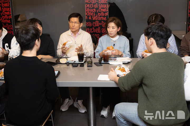 [서울=뉴시스] 황준선 기자 = 제21대 대통령선거 출마를 선언한 김문수 전 고용노동부 장관과 나경원 국민의힘 의원이 12일 오후 서울 동작구 맥도날드 중앙대학교점에서 간담회를 하고 있다. 2025.04.12. hwang@newsis.com
