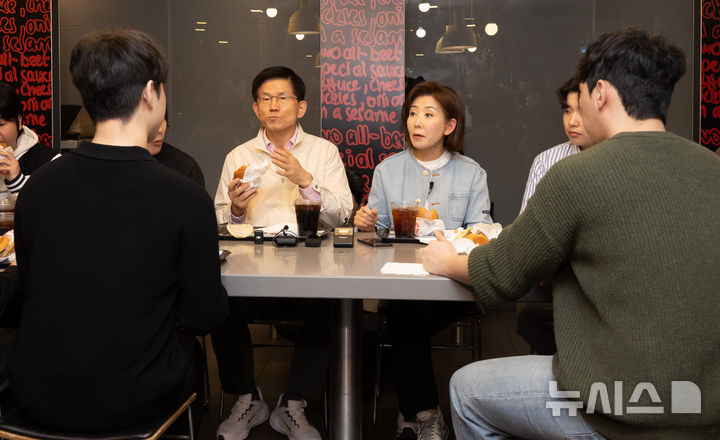 [서울=뉴시스] 황준선 기자 = 제21대 대통령선거 출마를 선언한 김문수 전 고용노동부 장관과 나경원 국민의힘 의원이 12일 오후 서울 동작구 맥도날드 중앙대학교점에서 간담회를 하고 있다. 2025.04.12. hwang@newsis.com