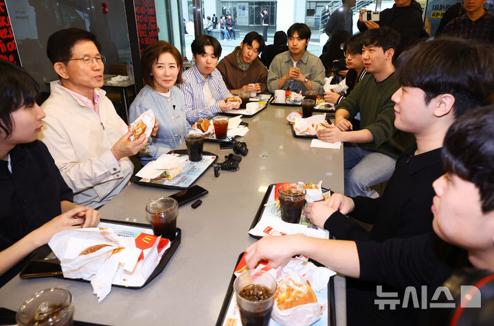[서울=뉴시스] 황준선 기자 = 제21대 대통령선거 출마를 선언한 김문수 전 고용노동부 장관과 나경원 국민의힘 의원이 12일 오후 서울 동작구 맥도날드 중앙대학교점에서 간담회를 하고 있다. 2025.04.12. hwang@newsis.com