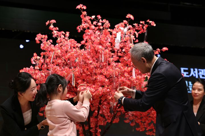 [서울=뉴시스] 홍효식 기자 = 유인촌 문화체육관광부 장관이 12일 서울 서초구 국립중앙도서관에서 ‘꿈을 키우는 씨앗, 도서관에 묻다’를 주제로 열린 도서관의 날 기념식 참석해 ‘오늘도서관가봄’ 캠페인 선언식 퍼포먼스를 하고 있다. (사진=문화체육관광부 제공) 2025.04.12. photo@newsis.com *재판매 및 DB 금지