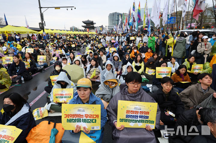[서울=뉴시스] 황준선 기자 = 12일 오후 서울 종로구 경복궁 서십자각터에서 열린 세월호 참사 11주기 기억약속시민대회에서 참석자들이 손피켓을 들고 있다. 2025.04.12. hwang@newsis.com