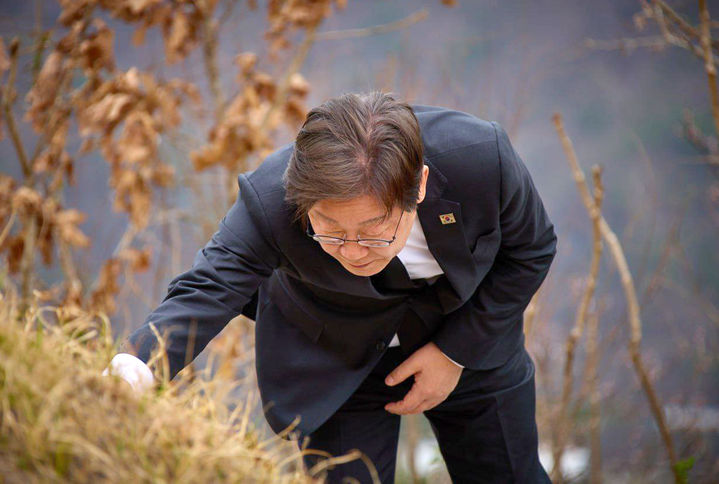[서울=뉴시스] 조성우 기자 = 제21대 대통령 선거 출마를 선언한 이재명 더불어민주당 전 대표가 12일 경북 안동에 위치한 부모님 선영을 찾아 참배하고 있다. (사진=이재명 캠프 제공) 2025.04.12. photo@newsis.com *재판매 및 DB 금지