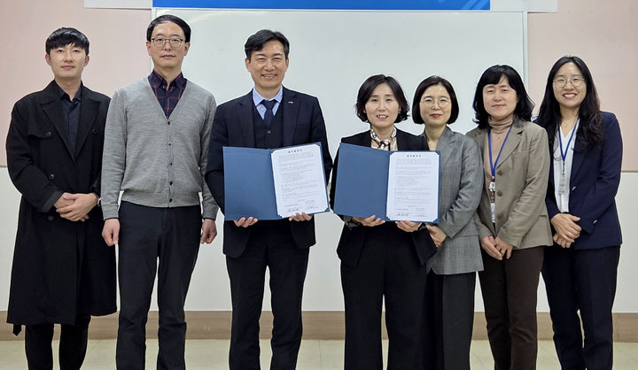 [광주=뉴시스] 광주시사회서비스원, 광주여성인력개발센터 '경력 단절 여성 취업 지원' 업무협약. (사진=광주시사회서비스원 제공). photo@newsis.com *재판매 및 DB 금지