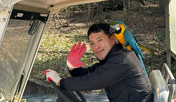 [광주=뉴시스] 광주 우치동물원, 앵무새 '마리오'와 산책. (사진=광주시청 제공). photo@newsis.com *재판매 및 DB 금지