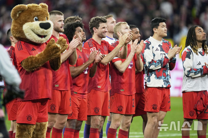 [뮌헨=AP/뉴시스] 김민재를 비롯한 바이에른 뮌헨 선수들이 지난 4월12일(현지 시간) 독일 뮌헨의 알리안츠 아레나에서 열린 2024-25 분데스리가 29라운드 도르트문트와 경기를 마친 후 팬들에게 인사하고 있다. 김민재는 54분을 뛰었고 팀은 2-2로 비겼다. 2025.04.13.