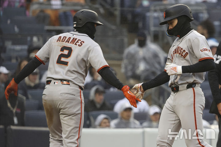 [뉴욕=AP/뉴시스] 메이저리그 샌프란시스코 자이언츠 윌머 플로레스(왼쪽)와 이정후. 2025.04.14.