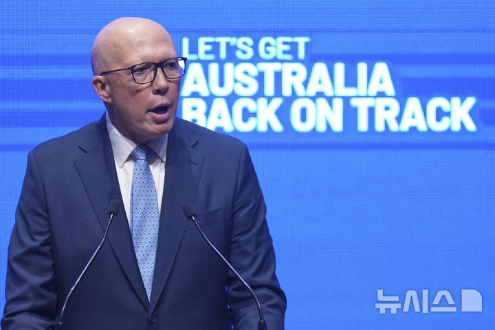 [시드니=AP/뉴시스] 호주 총선이 하루 앞으로 다가온 가운데 집권당인 노동당이 반트럼프 여론에 힘입어 판세를 뒤집으면서 반트럼프 정서가 이번 선거에도 영향이 미칠 지가 주목받고 있다. 사진은 지난 4월13일 피터 더튼 자유당 대표가 시드니에서 열린 야당 연합 선거 캠프 출범식에서 연설하는 모습. 2025.05.0