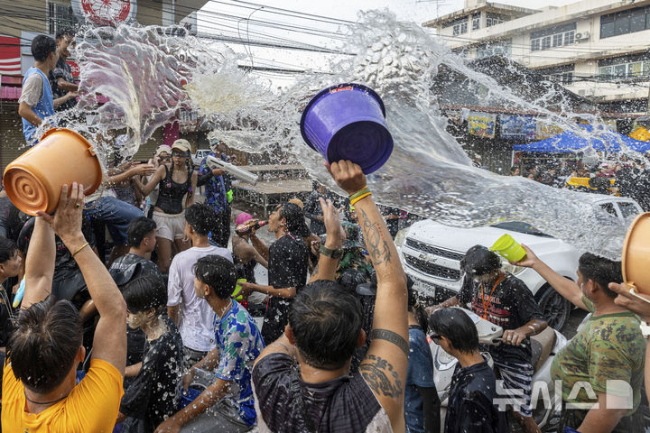 [프라친부리=AP/뉴시스] 13일(현지 시간) 태국 프라친부리주에서 송끄란 물 축제가 열려 사람들이 물세례를 주고받고 있다. 태국 전통 설날을 기념하는 송끄란 물 축제는 물을 뿌리고 불운을 씻어내며 새로운 한 해를 기원하는 의미를 담고 있으며 15일까지 태국 각지에서 이어진다. 2025.04.14.