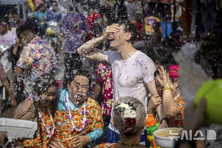 [프라친부리=AP/뉴시스] 13일(현지 시간) 태국 프라친부리주에서 송끄란 물 축제가 열려 사람들이 물세례를 주고받고 있다. 태국 전통 설날을 기념하는 송끄란 물 축제는 물을 뿌리고 불운을 씻어내며 새로운 한 해를 기원하는 의미를 담고 있으며 15일까지 태국 각지에서 이어진다. 2025.04.14.