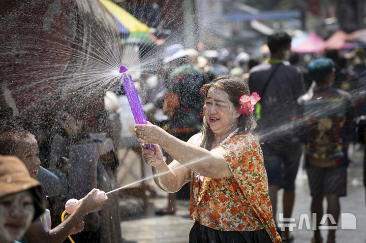 [프라친부리=AP/뉴시스] 13일(현지 시간) 태국 프라친부리주에서 송끄란 물 축제가 열려 사람들이 물세례를 주고받고 있다. 태국 전통 설날을 기념하는 송끄란 물 축제는 물을 뿌리고 불운을 씻어내며 새로운 한 해를 기원하는 의미를 담고 있으며 15일까지 태국 각지에서 이어진다. 2025.04.14.