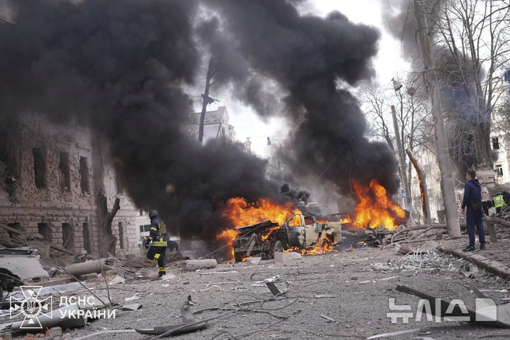 [수미=AP/뉴시스] 13일(현지 시간) 우크라이나 수미시에서 러시아의 미사일 공격으로 화재가 발생해 소방관들이 진압하고 있다. 러시아 공격으로 최소 34명이 사망했다. 사진은 우크라이나 긴급서비스 제공. 2025.04.14.