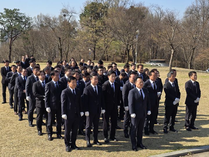 국민의힘 충북도당 당직자들이 7일 청주시 서원구 사직동 충혼탑을 참배하고 있다. (사진=국민의힘 충북도당 제공) *재판매 및 DB 금지