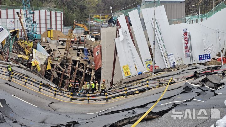 [광명=뉴시스] 지난 4월 12일 경기 광명시 일직동 신안산선 복선전철 5-2공구 붕괴 현장에서 소방관들이 실종자 수색 작업을 벌이고 있다. (사진=경기도소방재난본부 제공) 2025.4.13. photo@newsis.com *재판매 및 DB 금지