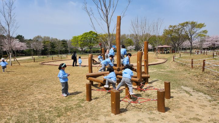 [부산=뉴시스] 을숙도 유아숲체험원 프로그램. (사진=부산시 제공) 2025.04.13. photo@newsis.com *재판매 및 DB 금지