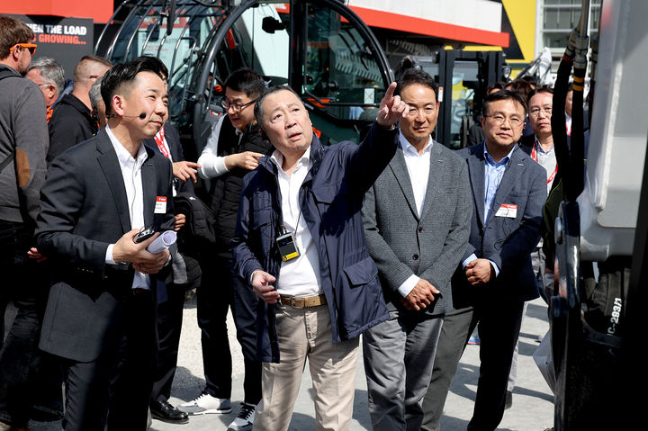 [서울=뉴시스] 박정원(왼쪽 두 번째) 두산그룹 회장이 독일 건설기계 전시회 '바우마 2025'를 찾아 두산밥캣 부스를 유심히 살펴보고 있다. (사진=두산그룹 제공) 2025.4.13. photo@newsis.com *재판매 및 DB 금지