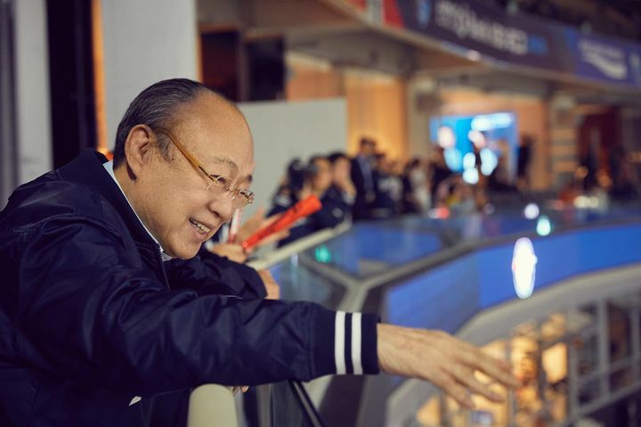 [서울=뉴시스] 김승연 한화그룹 회장이 지난 11일 대전 한화생명 볼파크에 방문해 팬들과 인사하고 있다. (사진=한화그룹 제공) 2025.4.13. photo@newsis.com *재판매 및 DB 금지