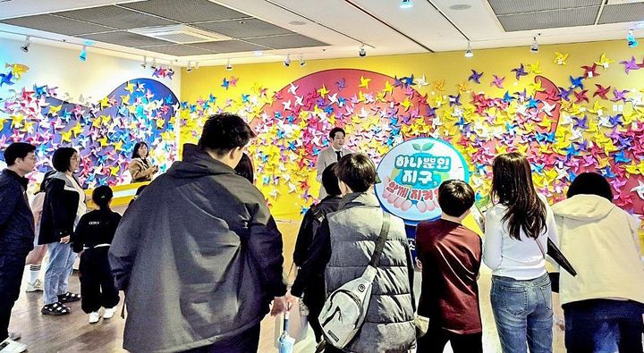 [대전=뉴시스] 조명휘 기자 = 대전 대덕구1가 대청문화전시관에서 개최한 '2025 탄소중립 과학캠프'에 참가한 학생과 가족들이 탄소중립에 대한 설명을 듣고 있다. (사진= 대덕구 제공) 2025.04.13. photo@newsis.com *재판매 및 DB 금지