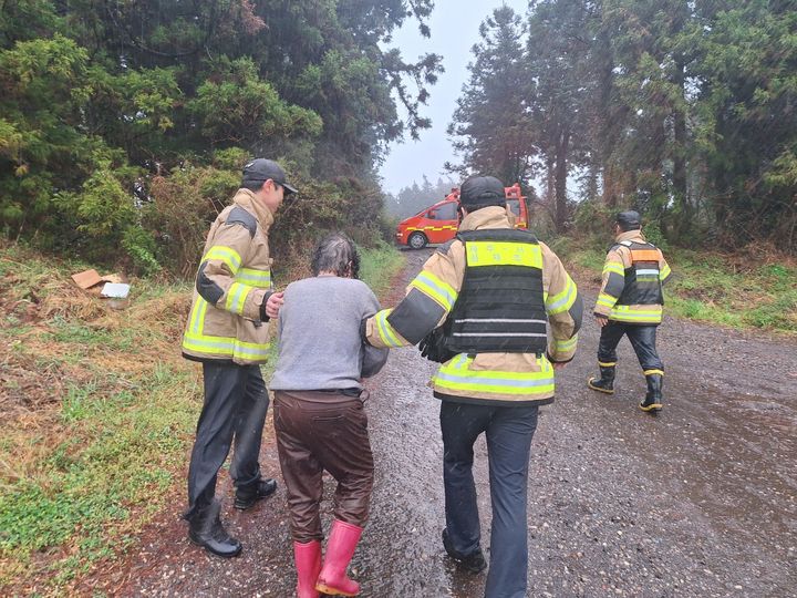 [제주=뉴시스] 지난 12일 서귀포시 안덕면 만불정사 인근에서 70대 여성이 고사리를 채취하다 길을 잃어 소방이 구조하고 있다. (사진=제주도소방안전본부 제공) 2025.04.13. photo@newsis.com *재판매 및 DB 금지