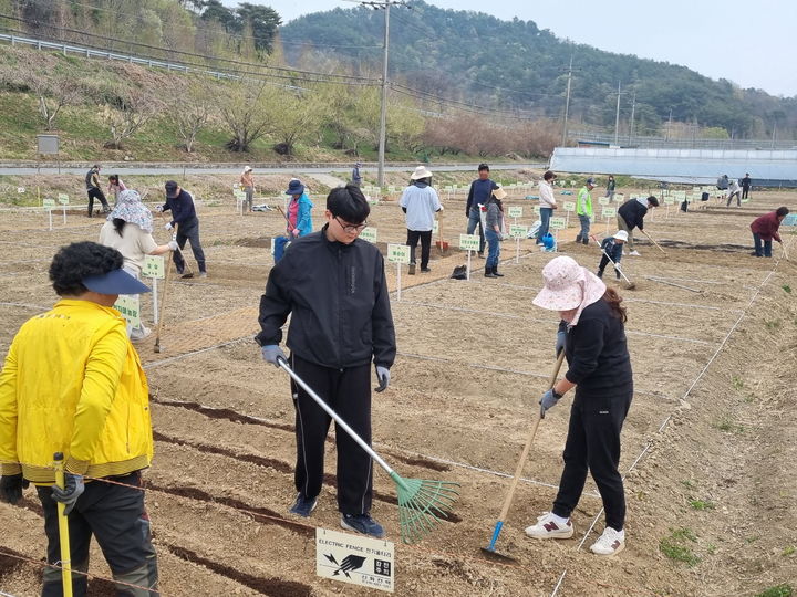 [진주=뉴시스]진주시 내동면 시민텃밭 개장.(사진=진주시 제공).2025.04.13.photo@newsis.com *재판매 및 DB 금지