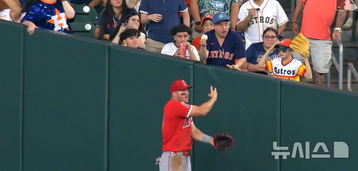 [서울=뉴시스]메이저리그(MLB) LA 에인절스의 간판타자 마이크 트라웃은 13일(한국시간) 미국 텍사스주 휴스턴의 다이킨 파크에서 열린 휴스터 애스트로스와 2025 MLB 정규시즌 경기에서 2-0으로 앞선 2회말 수비에서 상대 팬의 방해로 아웃을 놓쳤다. (사진 = MLB닷컴 캡처)