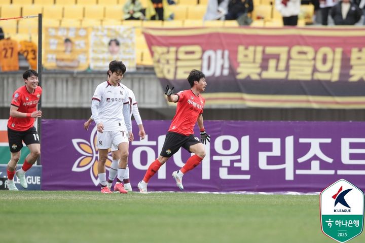 [서울=뉴시스]K리그1 강원 최병찬 결승골. (사진=한국프로축구연맹 제공)