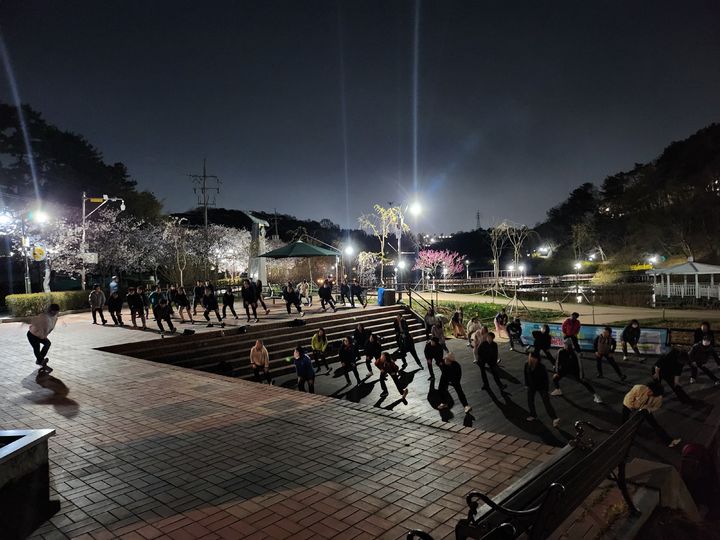 [울산=뉴시스] 울산 남구보건소가 운영 중인 야외광장 운동 프로그램. (사진=울산 남구보건소 제공) photo@newsis.com *재판매 및 DB 금지