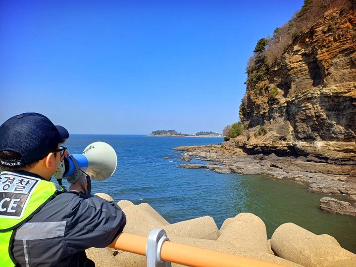 해경이 연안해역 출입을 통제하는 안내에 나서고 있다. (사진=부안해경 제공) *재판매 및 DB 금지