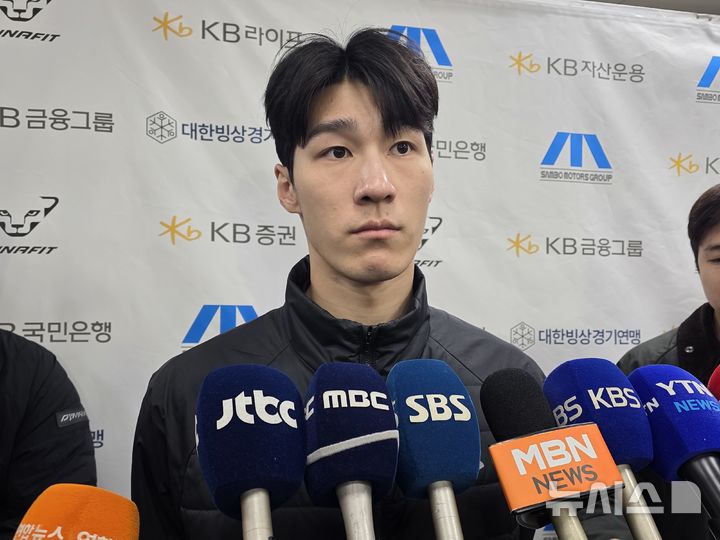 [서울=뉴시스] 김희준 기자 = 황대헌(강원도청)이 13일 서울 양천구 목동실내빙상장에서 2025~2026시즌 쇼트트랙 국가대표 2차 선발전을 마친 뒤 인터뷰를 하고 있다. 2025.04.13jinxijun@newsis.com