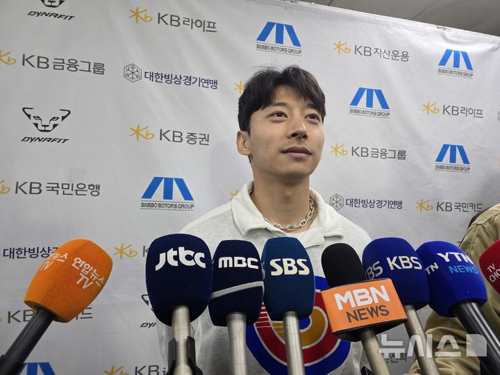 [서울=뉴시스] 김희준 기자 = 곽윤기가 13일 서울 양천구 목동실내빙상장에서 2025~2026시즌 쇼트트랙 국가대표 2차 선발전을 마친 뒤 인터뷰를 하고 있다. 2025.04.13 jinxijun@newsis.com